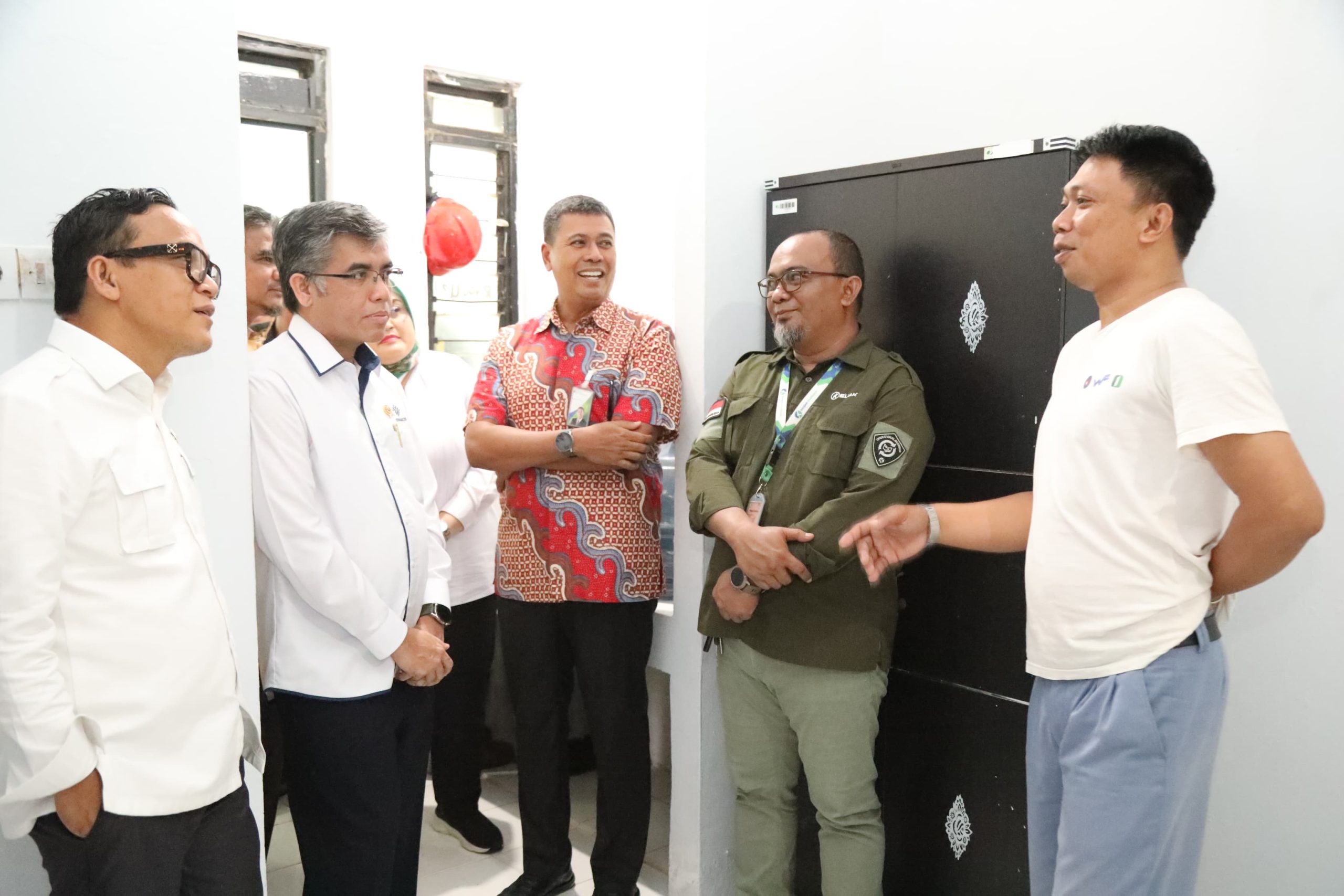 Menaker Yassierli didampingi Wamen Immanuel (kiri) dan Dirut BPJS Ketenagakerjaan Anggoro berdialog dengan pekerja penghuni Rusunawa di Lancang Kuning, Batam.