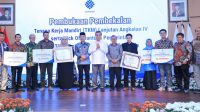 4 SEPT PUR Menaker foto bersama dengan Tenaga Kerja Mandiri yang menerima bantuan modal usaha.