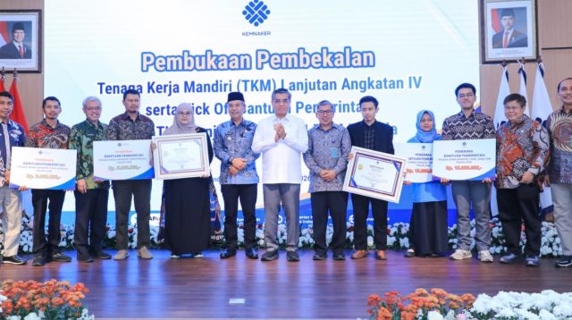 4 SEPT PUR Menaker foto bersama dengan Tenaga Kerja Mandiri yang menerima bantuan modal usaha.