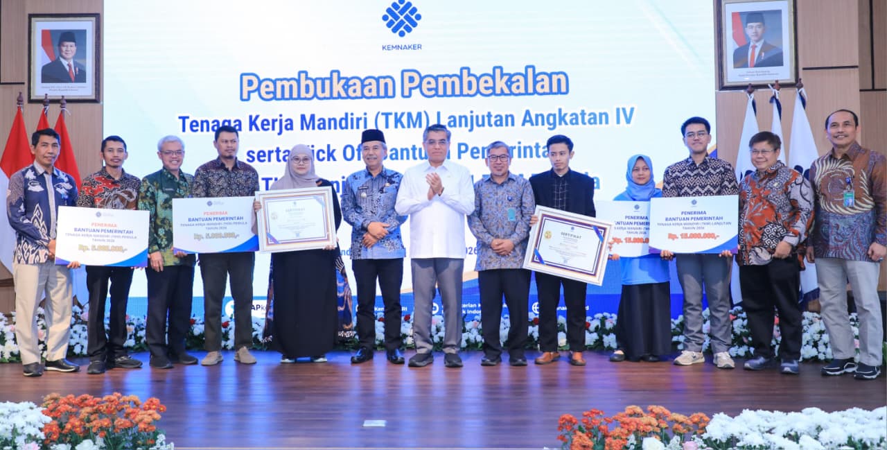 Menaker foto bersama dengan Tenaga Kerja Mandiri yang menerima bantuan modal usaha.