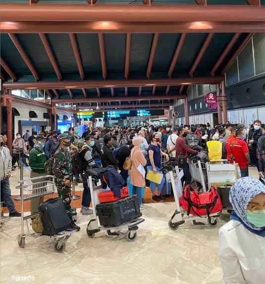 Calon penumpang untuk berbagai jurusan, masih anti menunggu informasi kepastian terbang