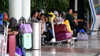 Calon penumpang penerbangan masih menunggu informasi lanjutan di Bandara Soetta Cengkareng. (Foto dokumentasi)