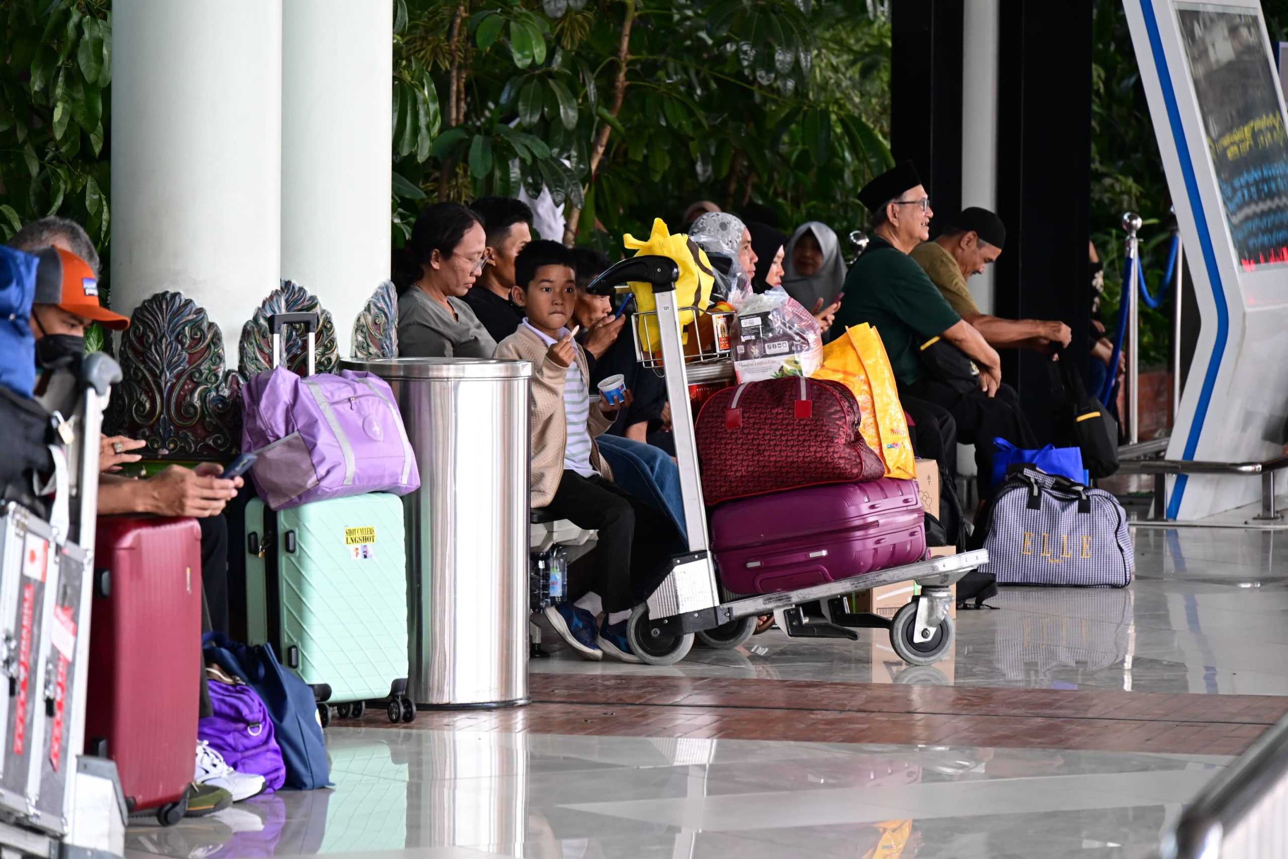 Calon penumpang penerbangan masih menunggu informasi lanjutan di Bandara Soetta Cengkareng. (Foto dokumentasi)